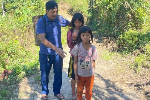 Sau tết Nguyên đán, giáo viên vùng cao băng đồi, vượt núi 'gọi' học sinh đến trường