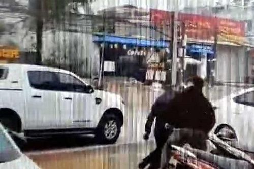 Tạm giữ cán bộ Trung tâm Phát triển quỹ đất do hành hung người khác sau va chạm giao thông
