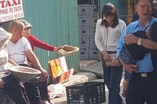 Ăn xin bủa vây Đền bờ sông, dịch vụ đổi tiền lẻ nở rộ