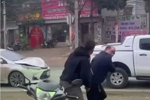 Va chạm giao thông còn hành hung lái xe, cán bộ huyện Thạch Thất bị tạm giam
