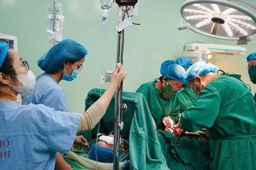 Mổ lấy thai, bảo tồn tử cung cho sản phụ bị rau cài răng lược trên nền vết mổ cũ