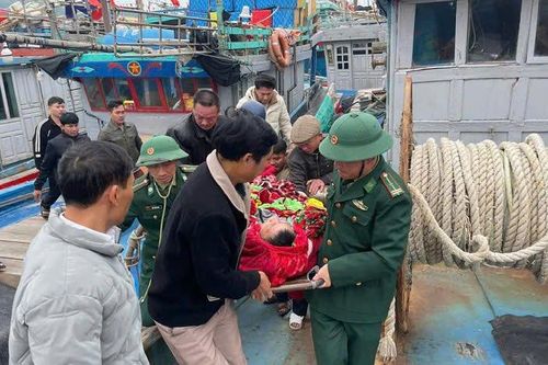 Cứu ngư dân bị đột quỵ khi đang đánh bắt trên vùng biển Nghệ An