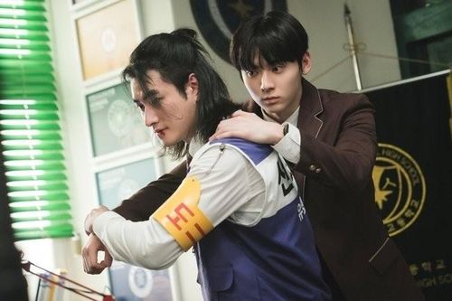 Study Group: Lớp học cá biệt cuốn không tưởng, Minhyun trông ngố mà cực ngầu