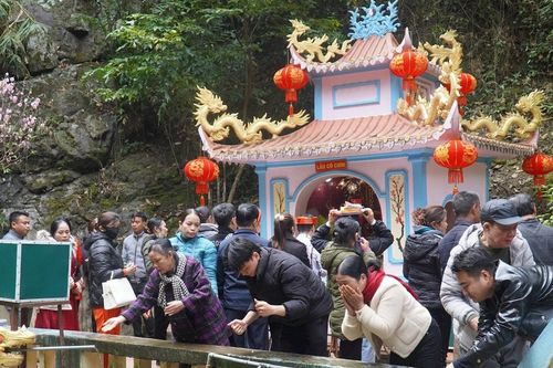 Người dân chen chân tại Phủ Na