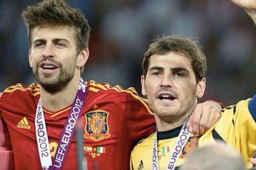 Pique trêu chọc Casillas
