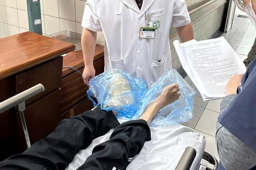 Chân người đàn ông bốc mùi, phải bọc nylon khi vào viện cấp cứu