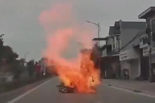 Chùm bóng bay bốc cháy sau va quẹt trên đường