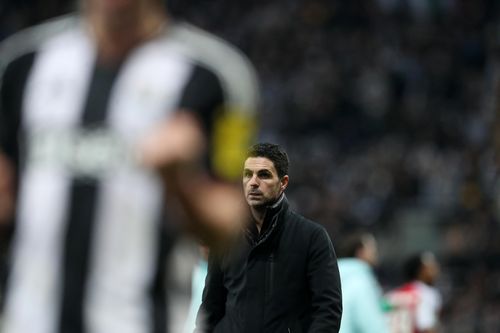 HLV Arteta bị CĐV Newcastle chế giễu