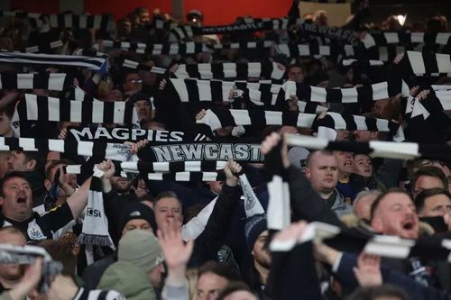 Cổ động viên Newcastle mở hội sau khi đại thắng Arsenal