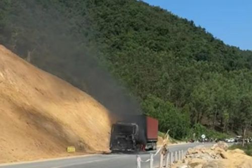 Gia Lai: chữa cháy cho xe container bốc cháy giữa đèo An Khê
