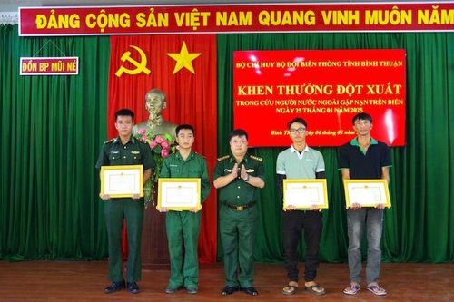 Bình Thuận khen thưởng các cá nhân cứu du khách nước ngoài bị nạn trên biển