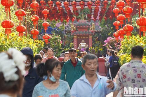 Đông đảo người dân TP Hồ Chí Minh đến chùa Ngọc Hoàng cúng vía Trời