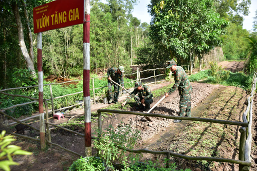 Tăng gia bên chốt giữ rừng