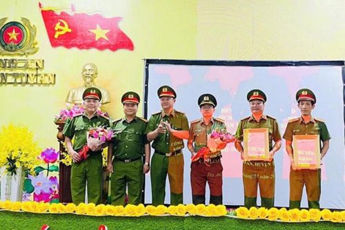 Chủ tịch UBND tỉnh Phú Yên khen thưởng 2 tập thể khám phá nhanh trọng án