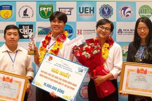 Hai sinh viên Sư phạm làm bản đồ nổi hỗ trợ cho học sinh khiếm thị