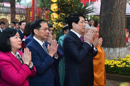 Chủ tịch nước Lương Cường dâng hương khai xuân tại Hoàng thành Thăng Long