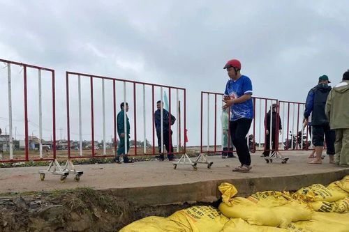Quảng Ngãi: Huy động lực lượng dùng bao cát ngăn sạt lở bờ kè xã An Phú