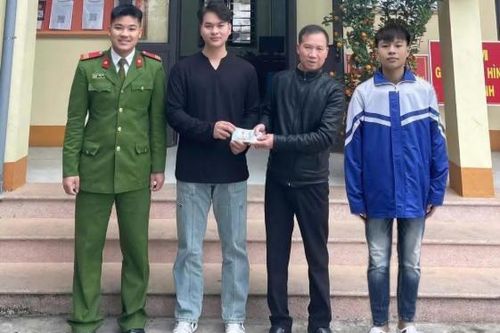 Nam sinh lớp 10 trả lại số tiền lớn cho người đánh rơi