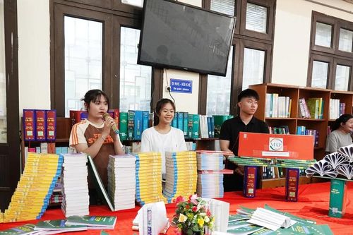 Liên hoan cán bộ thư viện toàn quốc