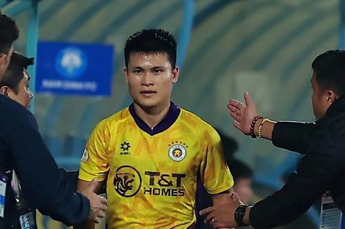 Phản ứng của HLV Hà Nội FC về tấm thẻ đỏ của Tuấn Hải?
