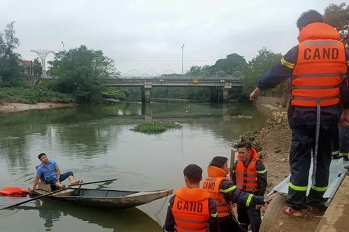 Chiếc xe máy bị bỏ lại trên cầu ở Hà Tĩnh