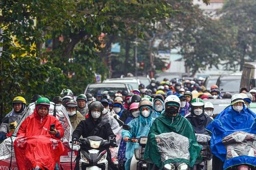 Người dân Hà Nội vượt mưa rét ra đường mưu sinh
