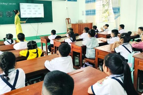 Nỗ lực 'kéo' học trò trở lại lớp ở ĐBSCL