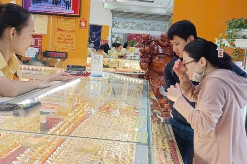 Sát ngày Thần Tài, dân văn phòng ở TPHCM 'săn' vàng… trên mạng xã hội