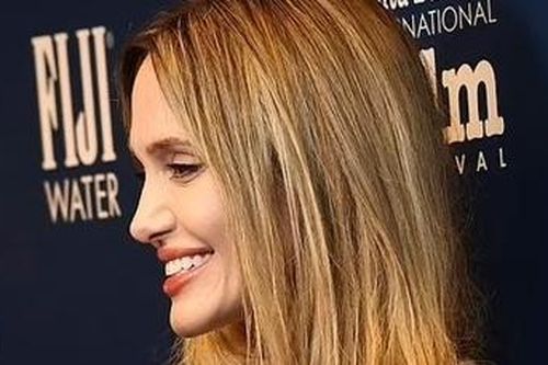 Angelina Jolie xinh đẹp, thần thái cuốn hút trên thảm đỏ Liên hoan phim Santa Barbara