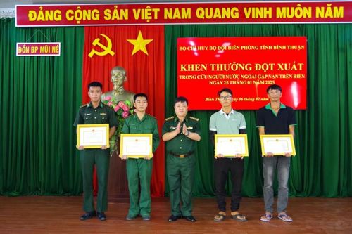 BĐBP Bình Thuận: Khen thưởng các cá nhân tham gia cứu nạn du khách nước ngoài trôi dạt trên biển