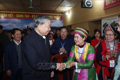 Tổng Bí thư thăm, tặng quà gia đình chính sách và tham gia các chương trình văn hóa địa phương tại Hà Giang
