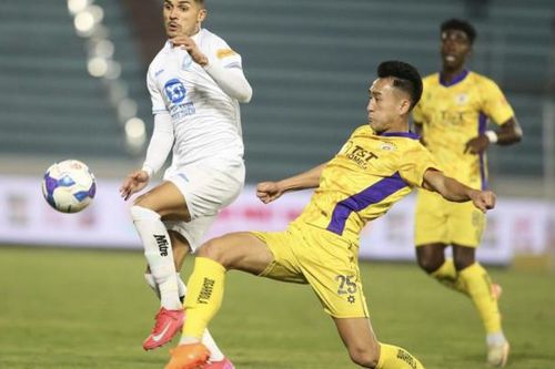 Tuấn Hải bị thẻ đỏ, Hà Nội FC thua ngược Thép Xanh Nam Định