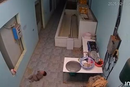 Giật mình cảnh bé trai ở Thanh Hóa rơi xuống từ nóc nhà