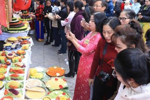Người dân Thủ đô nô nức đổ về làng Phú Gia trẩy hội