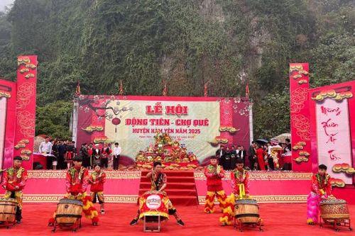 'Sống lại' không gian chợ quê tại Lễ hội Động Tiên