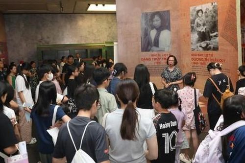 'Nhúng' học sinh vào thực tế