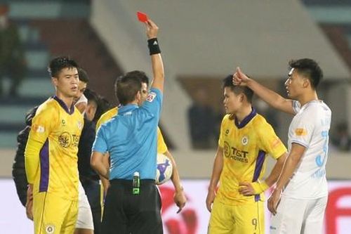 Tuấn Hải và cái dớp thẻ đỏ trước Nam Định