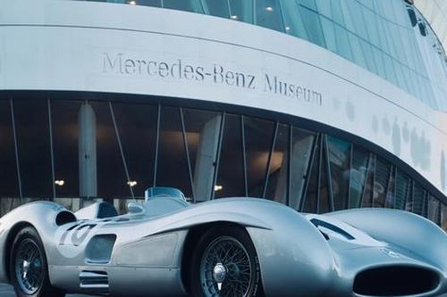 Xe đua Mercedes-Benz bán đấu giá hơn 52 triệu USD