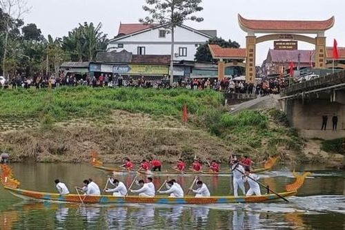Nghìn người đổ xô đi xem đua thuyền rồng trên sông Ngàn Phố