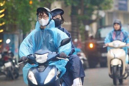 Người Hà Nội rét run trong thời tiết mưa phùn, gió bấc