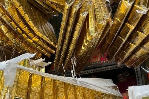 Thỏi vàng 9999 y như thật hút khách sát ngày vía Thần Tài