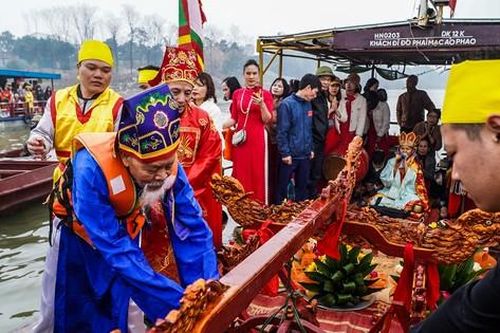 Độc đáo lễ rước nước giữa sông Hồng ở làng gốm cổ