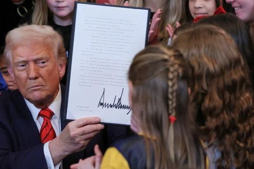 Điều gì xảy ra sau khi Tổng thống Mỹ Trump ký sắc lệnh cấm các VĐV chuyển giới tham gia các môn thể thao dành cho nữ?