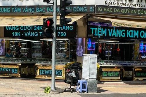 Cảnh đối nghịch bất ngờ tại các tiệm vàng TPHCM trước ngày Thần Tài