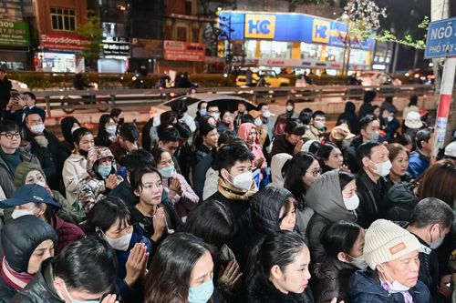 Người dân Hà Nội đi vái vọng, cầu an đầu năm