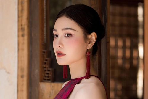 Hoa khôi bóng chuyền Kim Thanh khoe vẻ mảnh mai với áo yếm