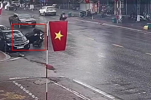 Clip ghi cảnh tài xế ô tô mở cửa đột ngột, người đi xe máy ngã văng ra đường
