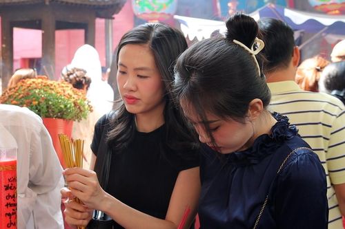 Hàng nghìn người chen chân xin lộc, cầu bình an tại chùa Ngọc Hoàng