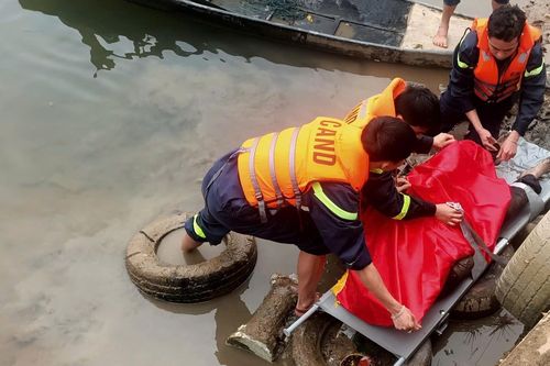 Nam sinh viên năm cuối nhảy sông tự tử