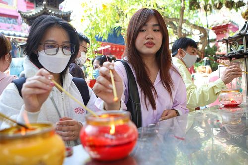 Xếp hàng cả tiếng đồng hồ để lấy lộc vía Ngọc Hoàng ở TPHCM